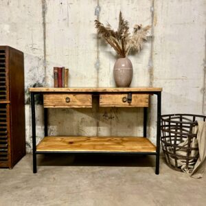 Oude houten werkbank zwart frame