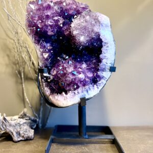 Amethist op draaibare stalen standaard