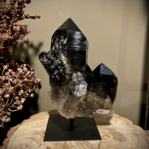 Rookkwarts cluster op zwarte stalen voet