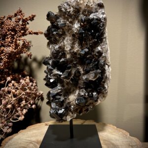 Rookkwarts cluster op zwarte stalen voet