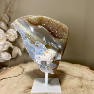 Druzy rots agaat op witte stalen voet