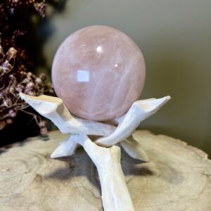 Rozenkwarts bol op houten standaard