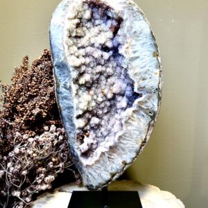 Druzy rots agaat op zwarte stalen voet