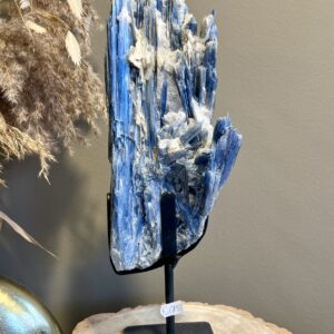 Blauwe kyaniet op stalen standaard