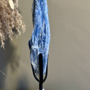 Blauwe kyaniet op zwarte stalen standaard