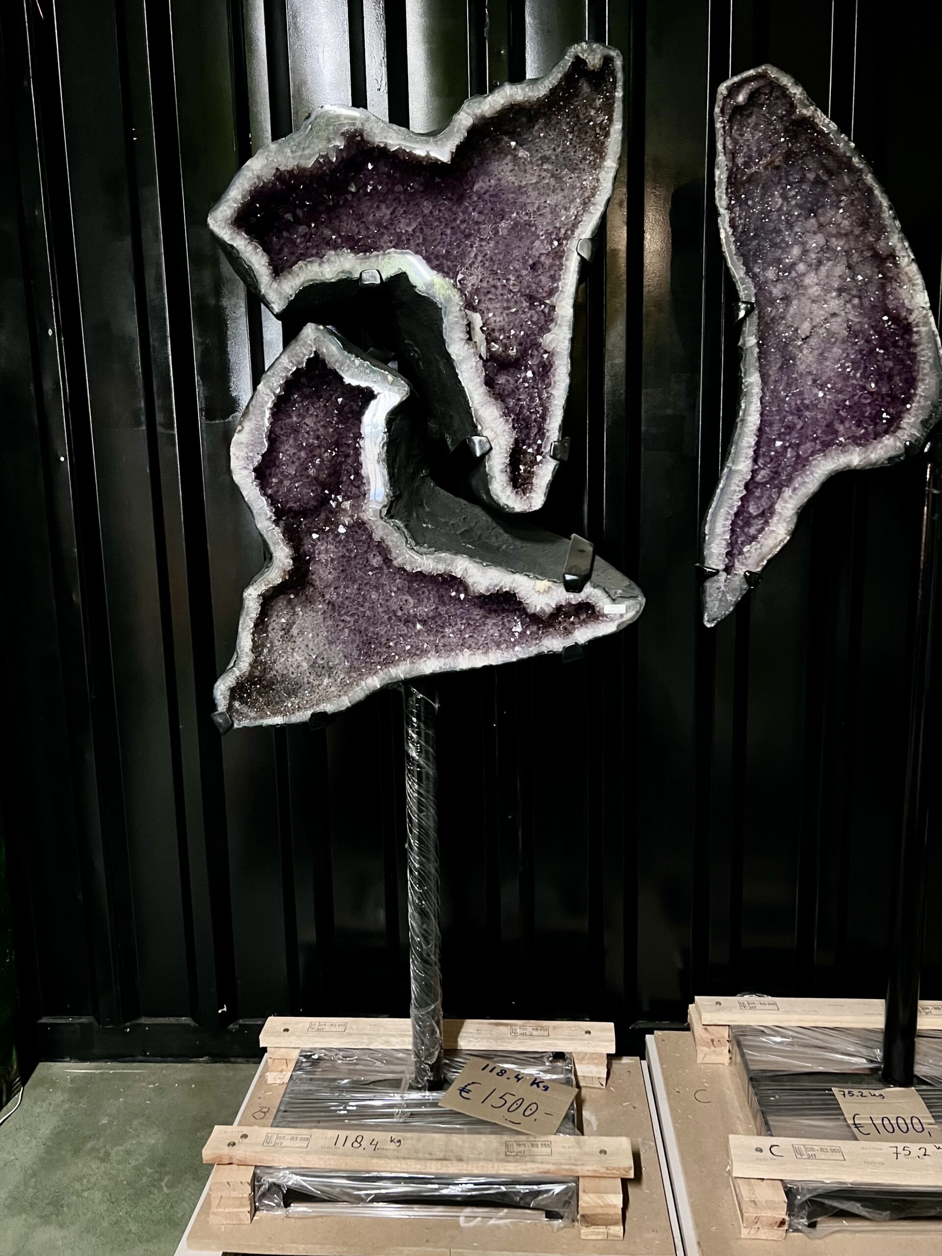 XXL Amethist vleugel op standaard - Afbeelding 1