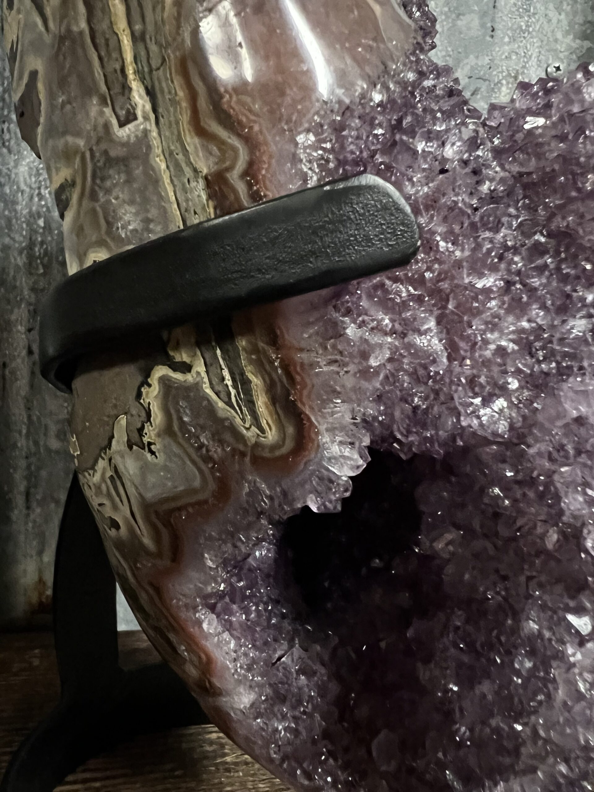 Amethist druzy op zwarte standaard - Afbeelding 6