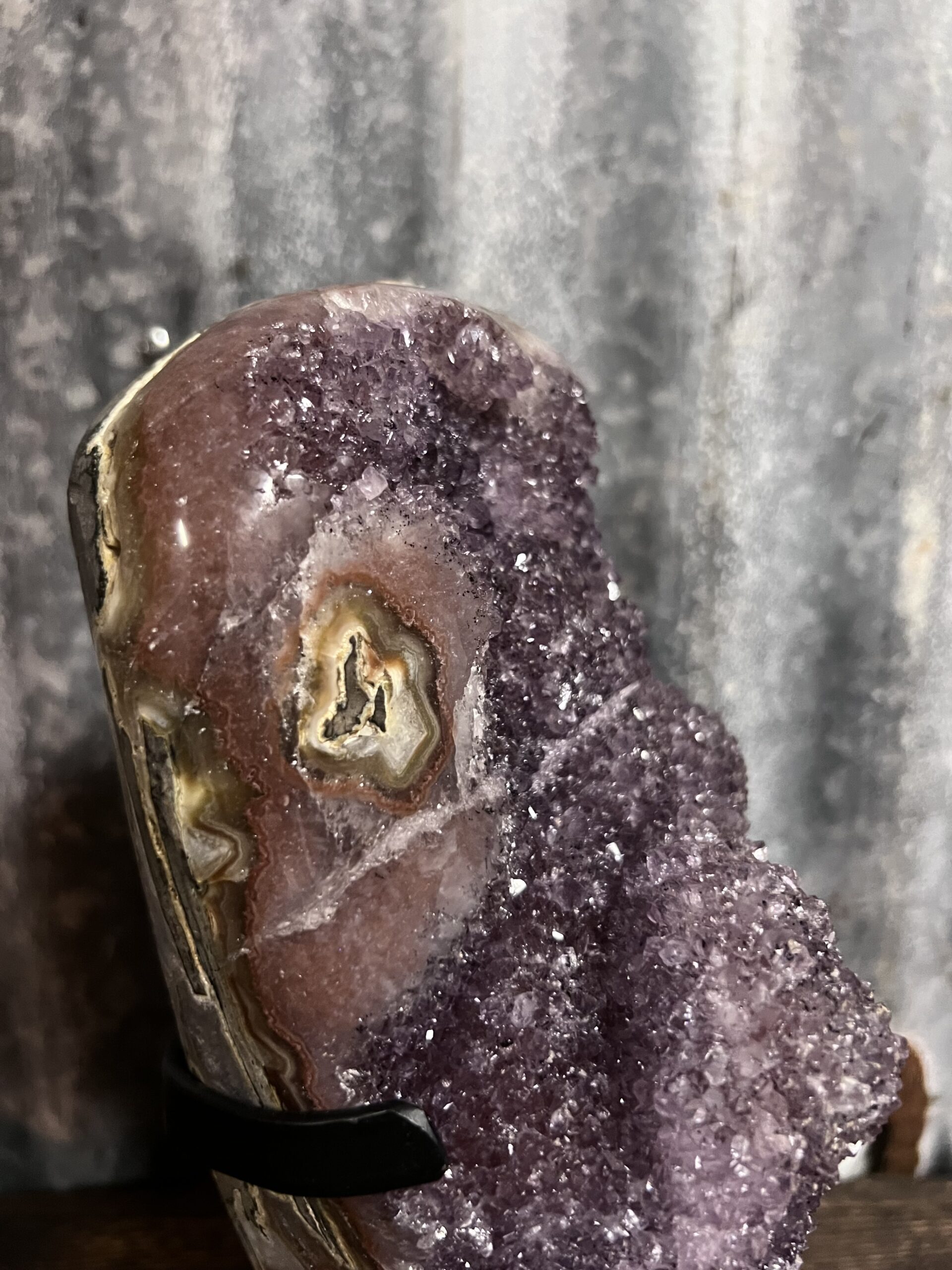 Amethist druzy op zwarte standaard - Afbeelding 7