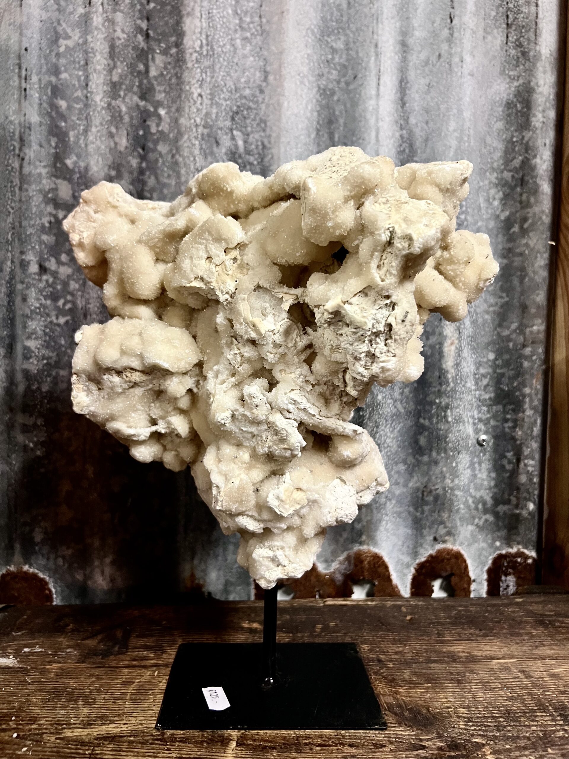 Calciet druzy op stalen voet - Afbeelding 1