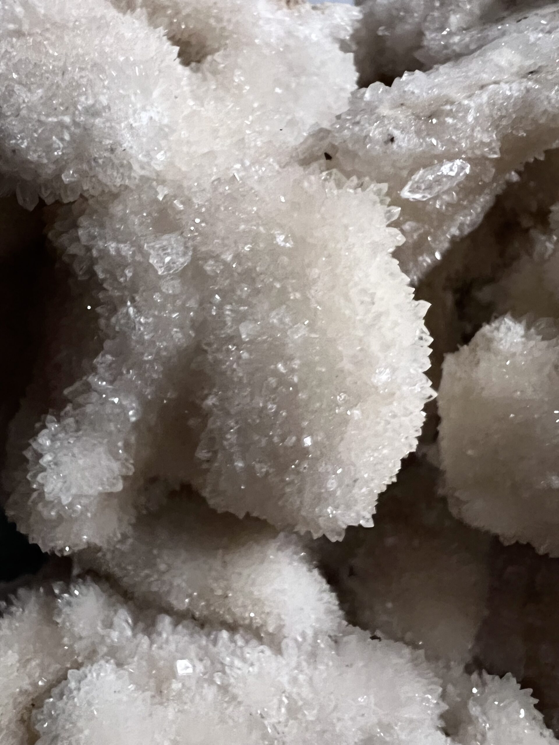 Calciet druzy op stalen voet - Afbeelding 2