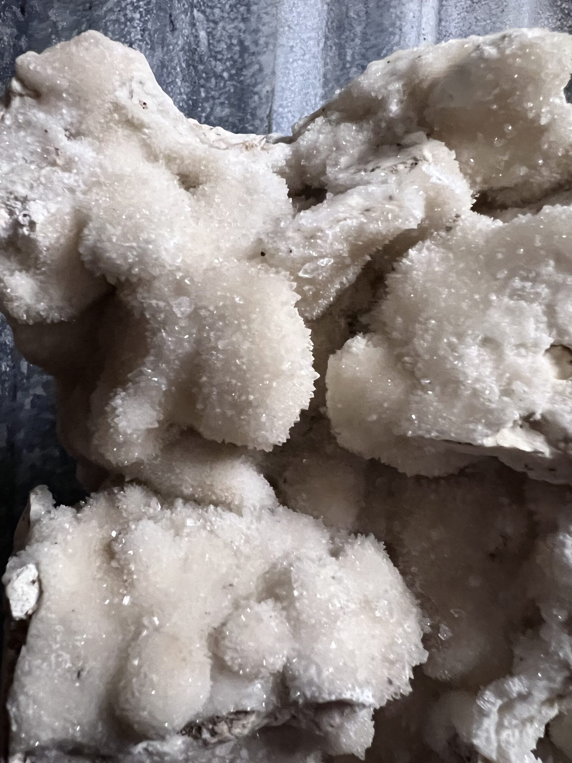 Calciet druzy op stalen voet - Afbeelding 3