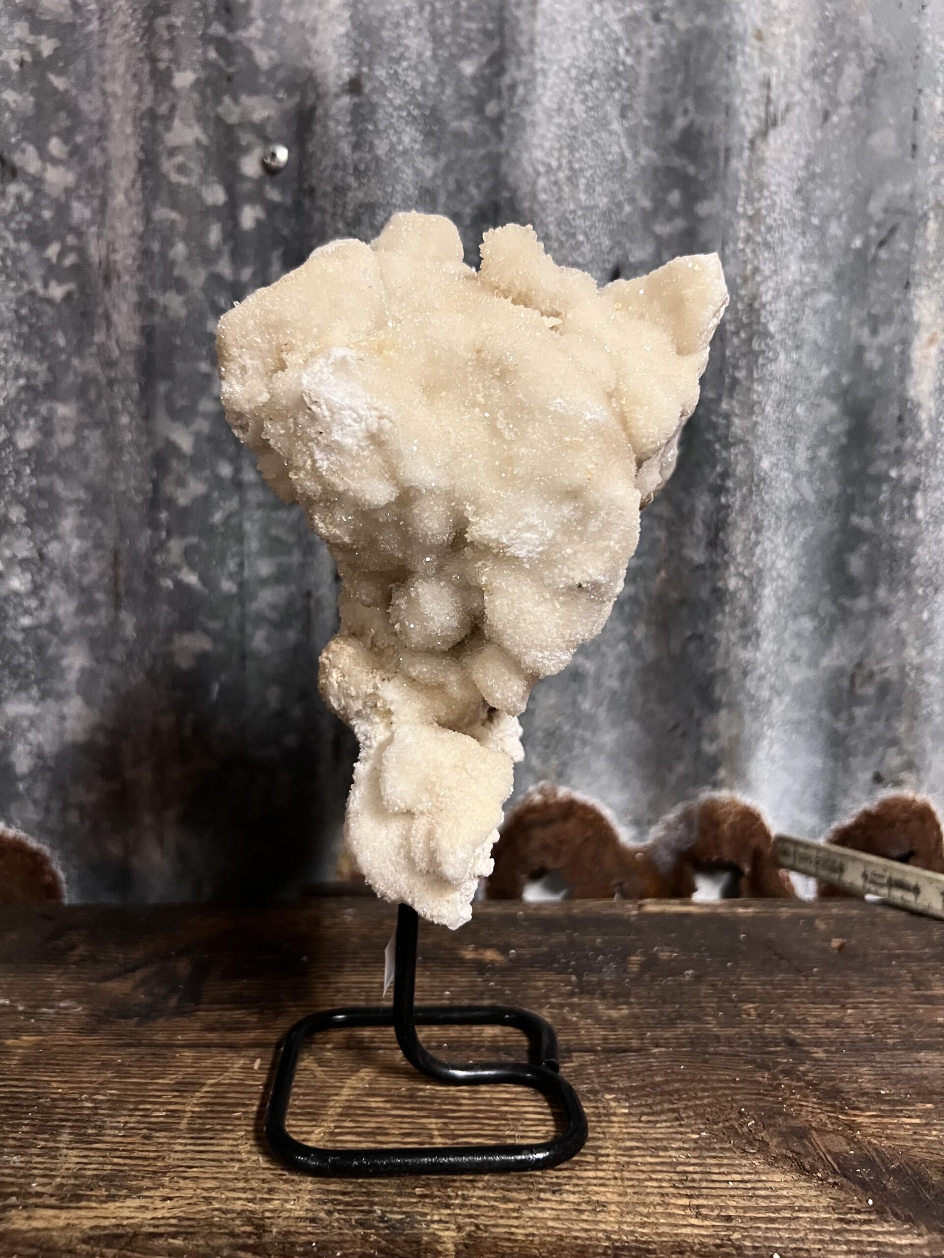 Calciet druzy op zwarte stalen voet - Afbeelding 2