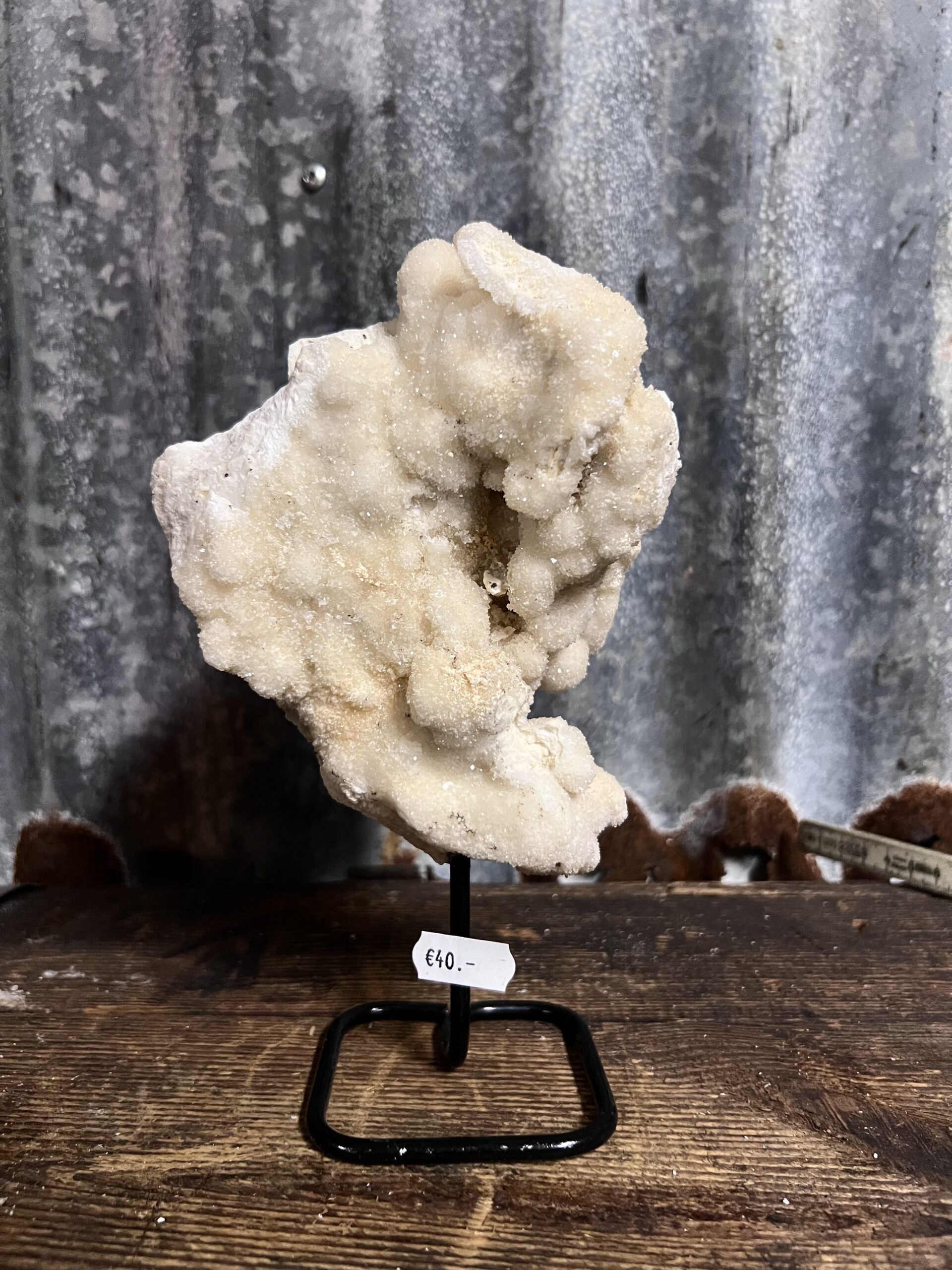 Calciet druzy op zwarte stalen voet - Afbeelding 1