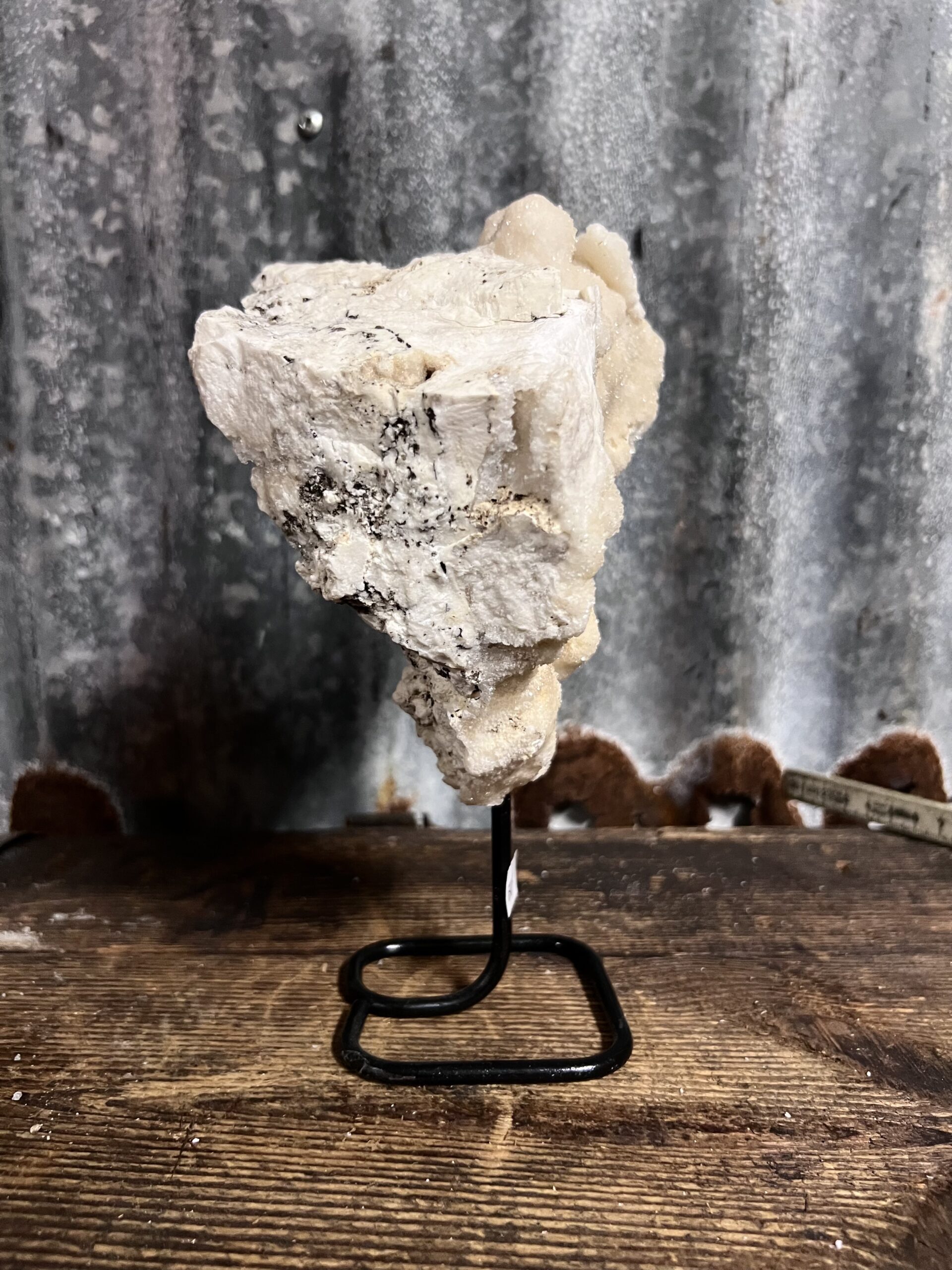 Calciet druzy op zwarte stalen voet - Afbeelding 4