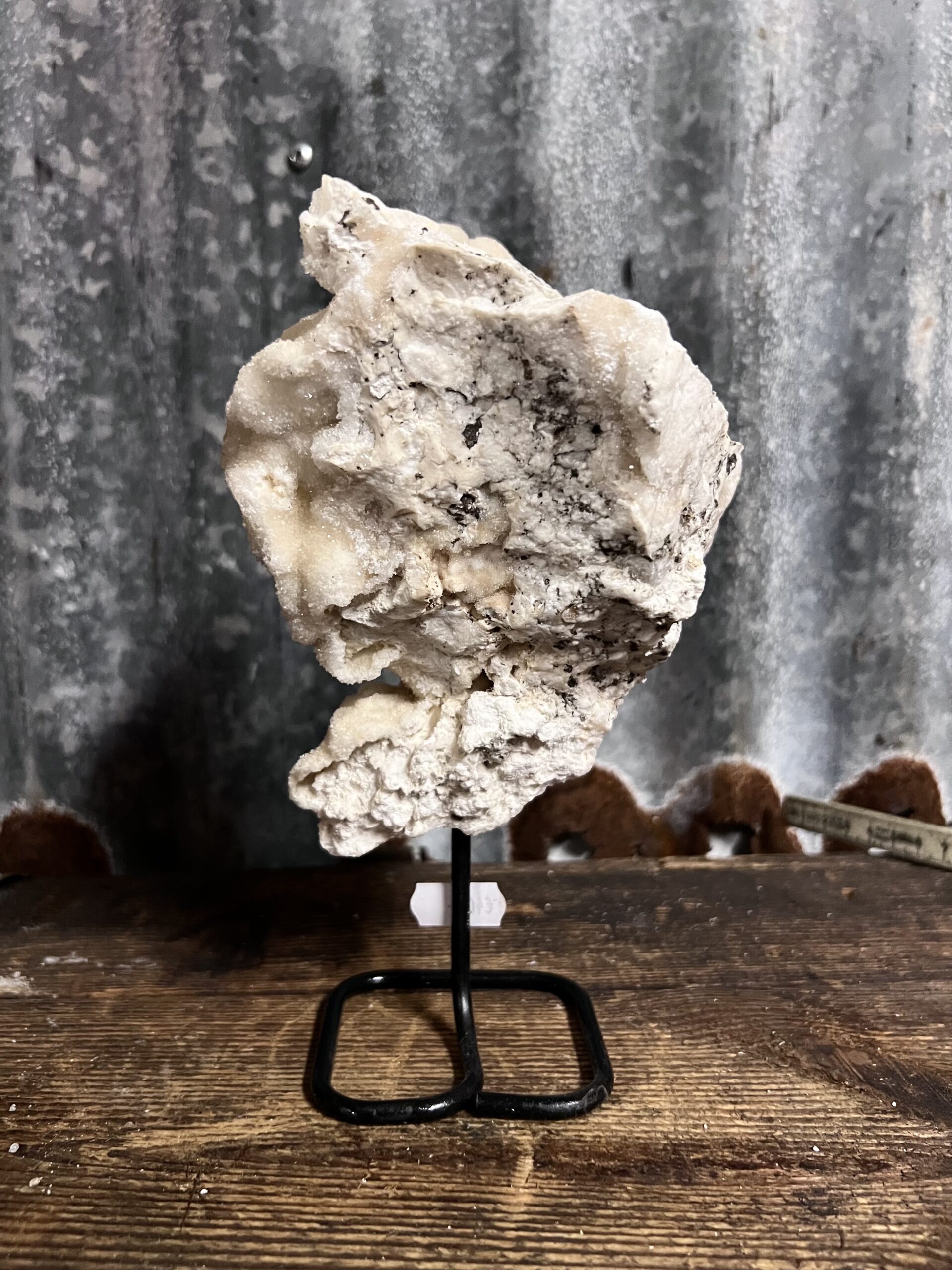 Calciet druzy op zwarte stalen voet - Afbeelding 5