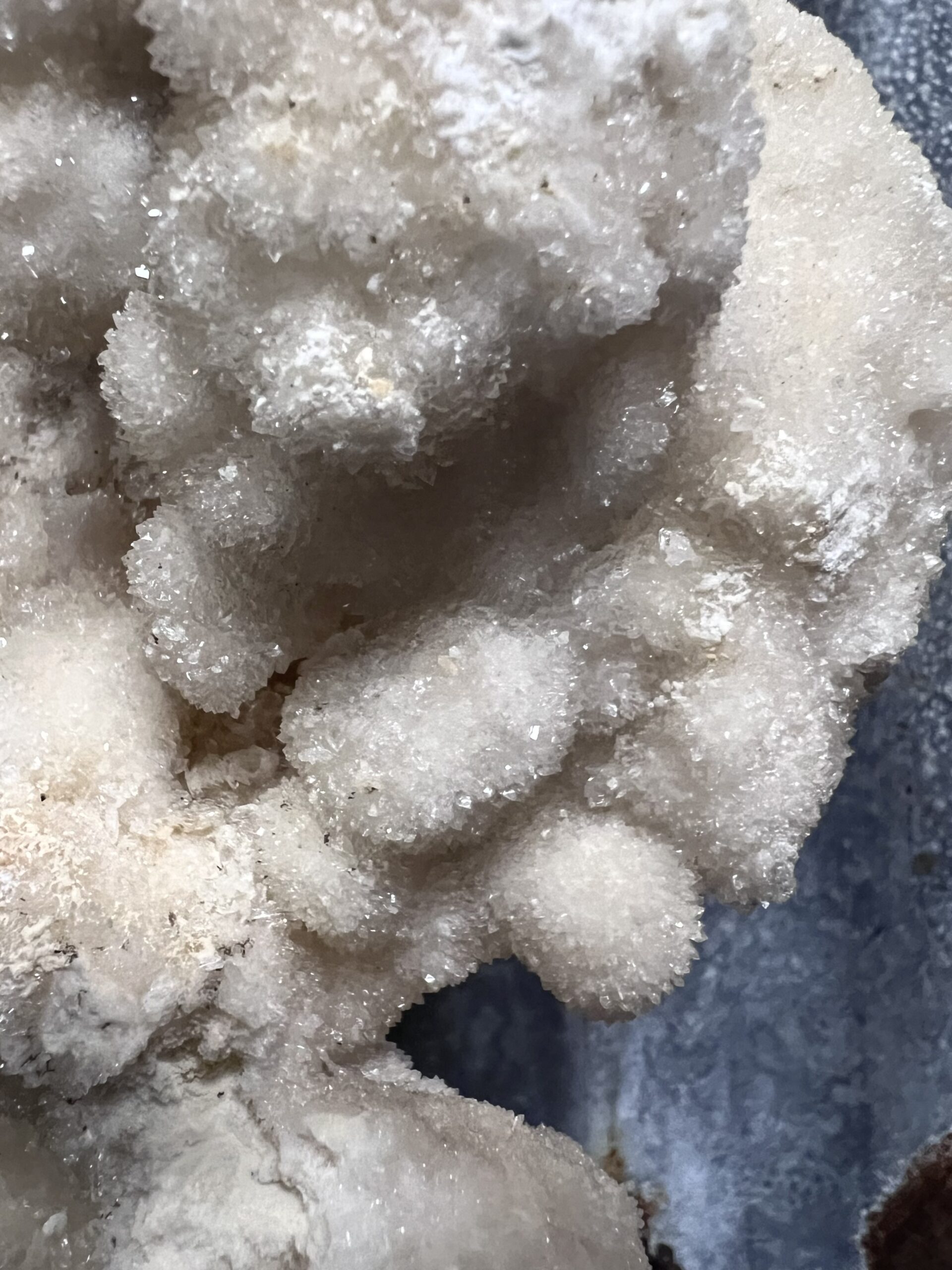 Calciet druzy op zwarte stalen voet - Afbeelding 3