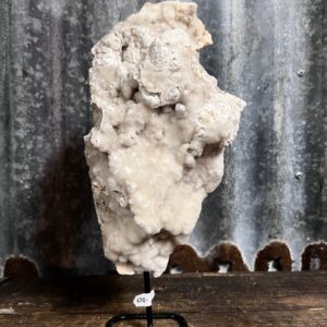 Calciet druzy op zwarte stalen voet