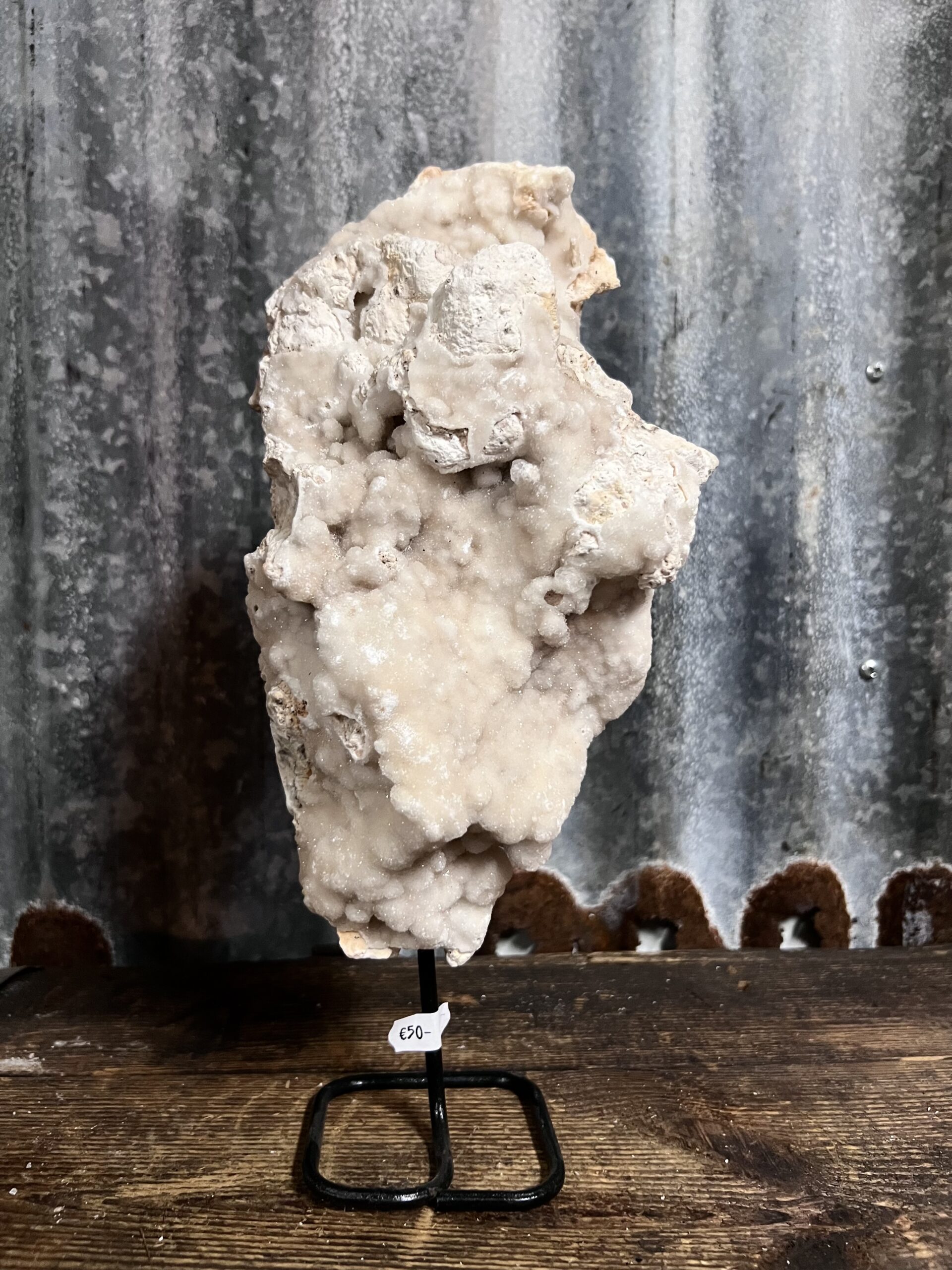 Calciet druzy op zwarte stalen voet - Afbeelding 1