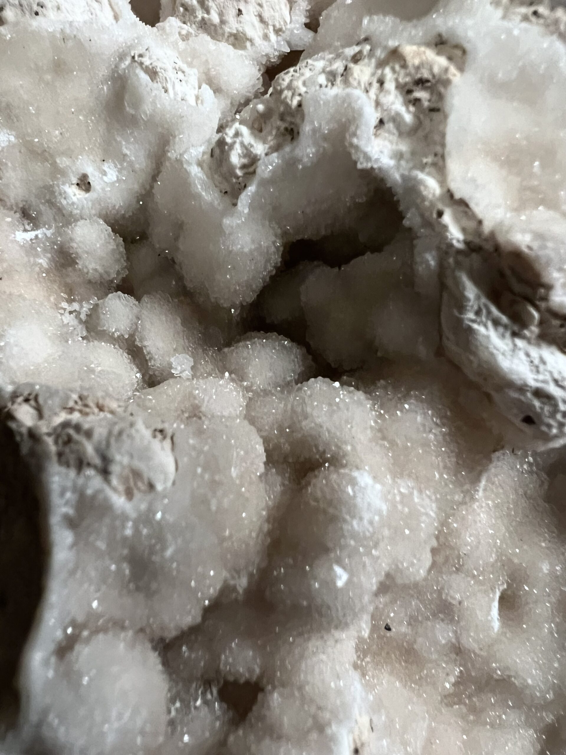 Calciet druzy op zwarte stalen voet - Afbeelding 2