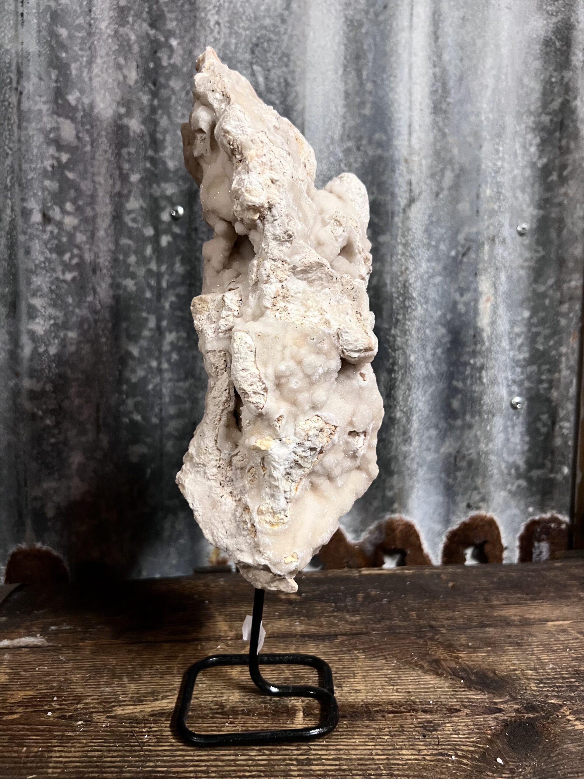 Calciet druzy op zwarte stalen voet - Afbeelding 3