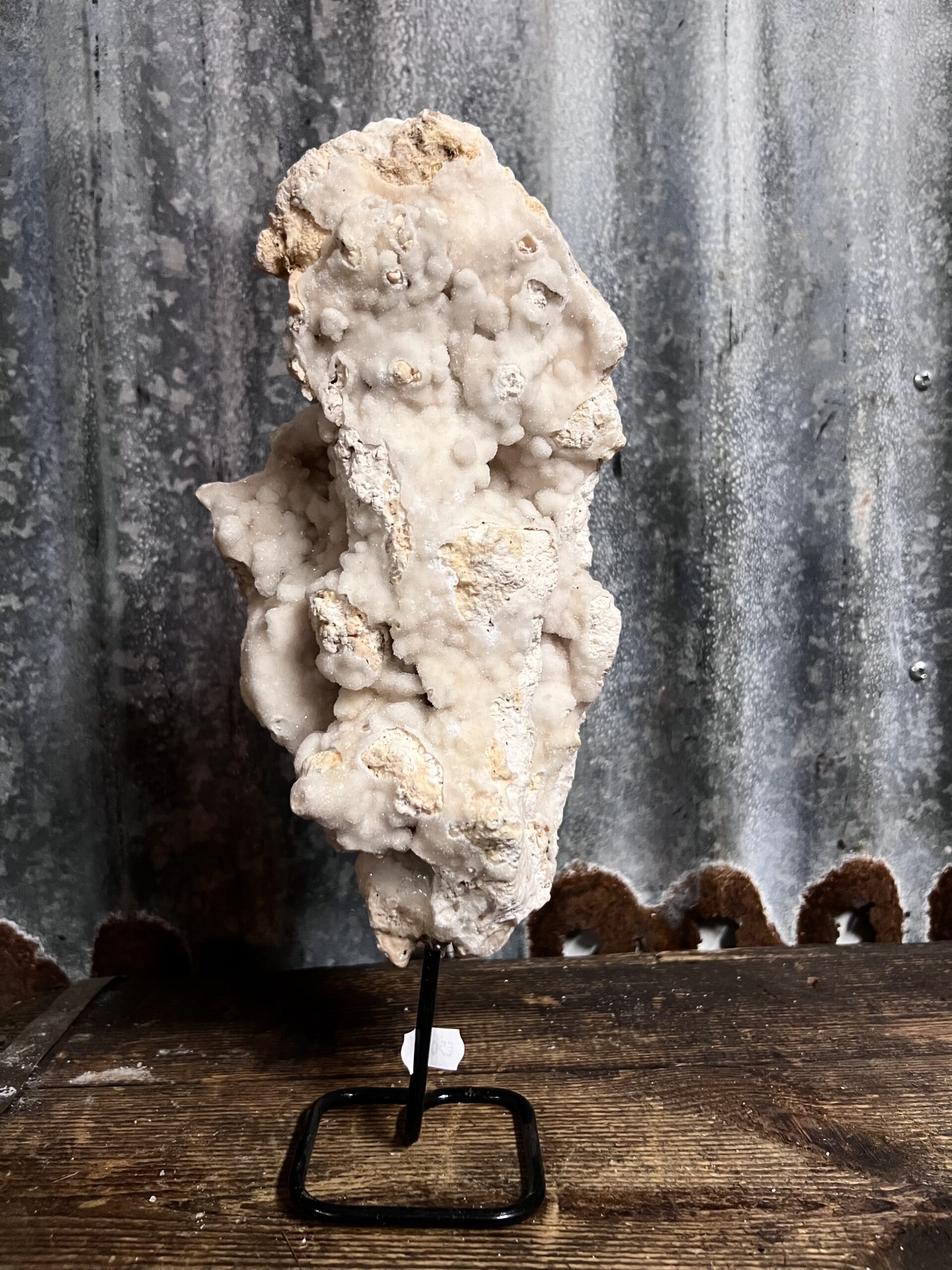 Calciet druzy op zwarte stalen voet - Afbeelding 4