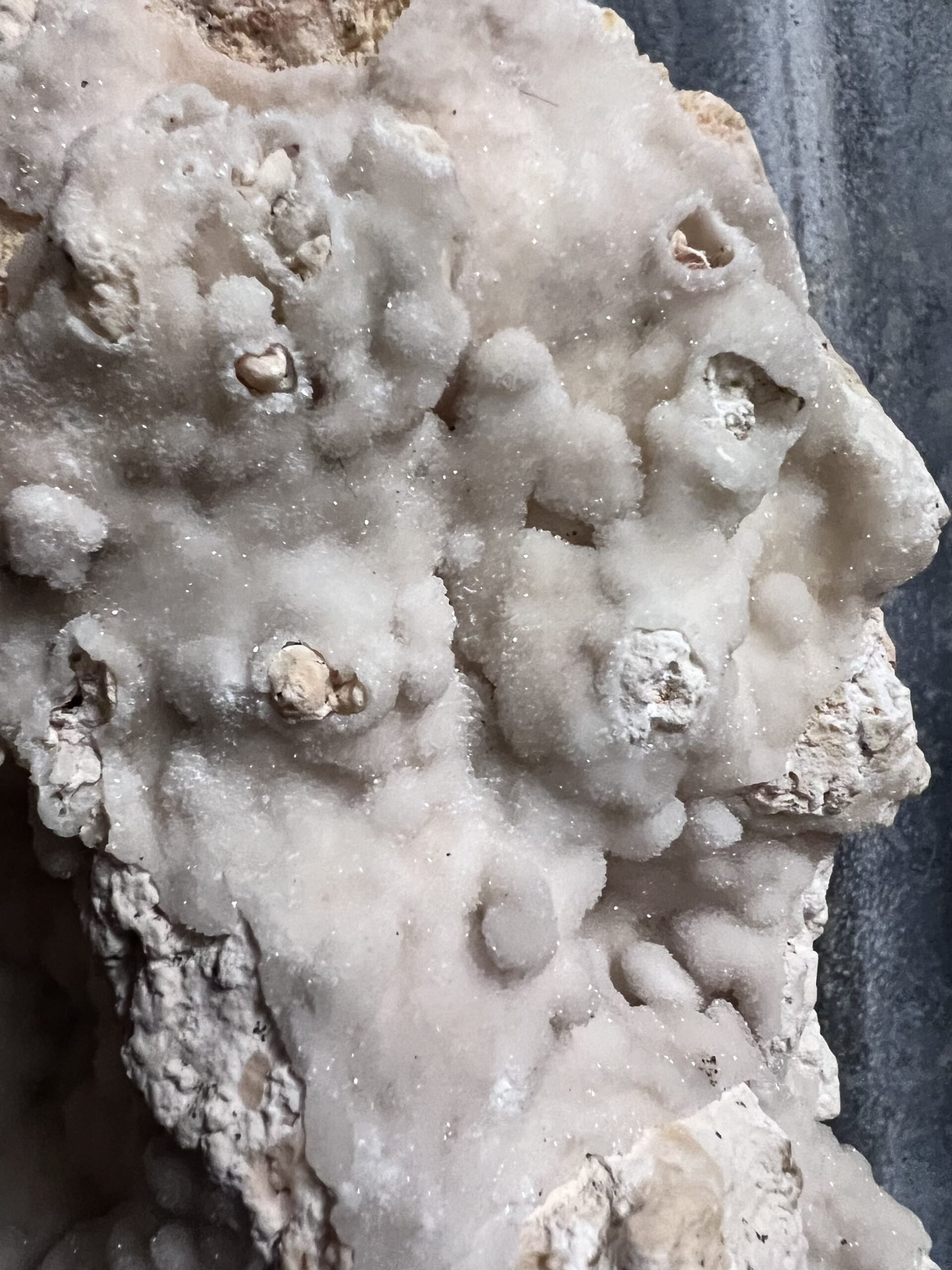 Calciet druzy op zwarte stalen voet - Afbeelding 5