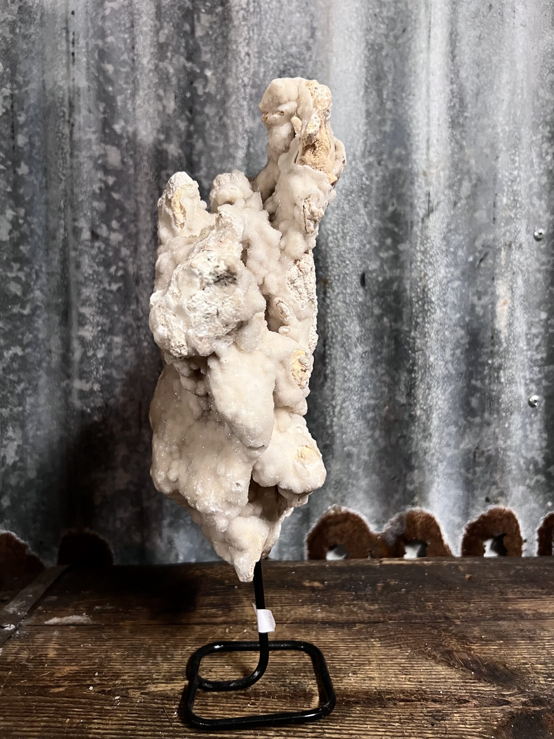 Calciet druzy op zwarte stalen voet - Afbeelding 6